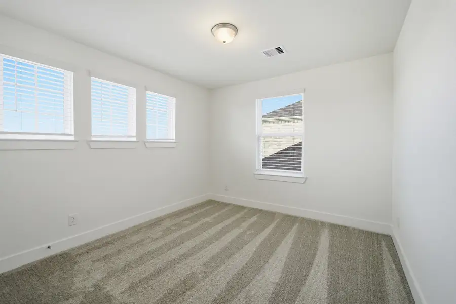Spacious, unfurnished interior of a new home in Sunterra Lakes, Brookshire (Image 34).