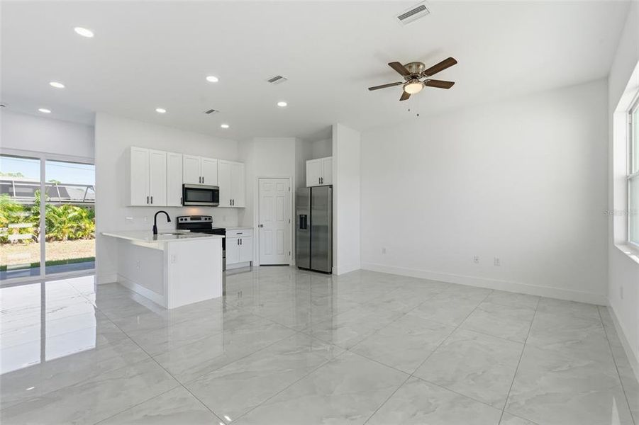 Spacious, unfurnished interior of a new home in , Port Charlotte (Image 12).