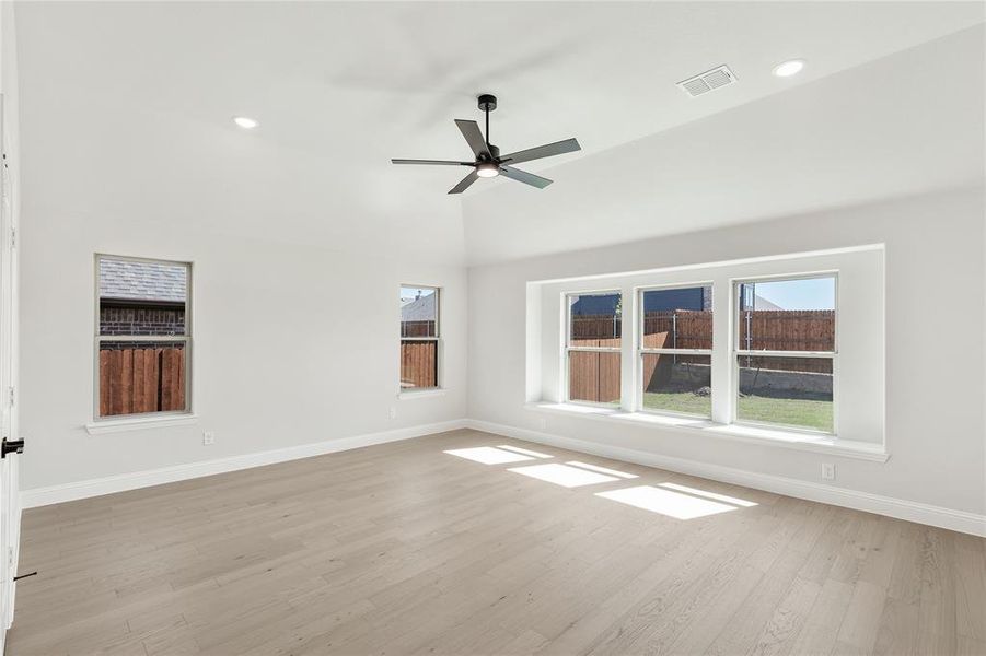 Spacious, unfurnished interior of a new home in North Grove, Waxahachie (Image 23).
