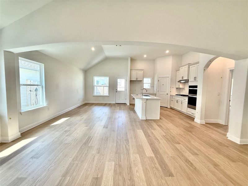 Spacious, unfurnished interior of a new home in Porter Country, Buda (Image 11).