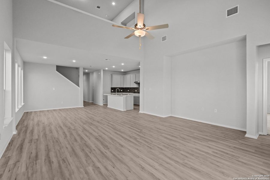 Spacious, unfurnished interior of a new home in Sunflower Ridge, New Braunfels (Image 35).