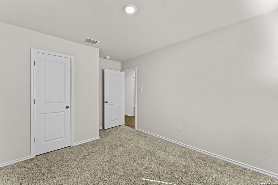 Spacious, unfurnished interior of a new home in Laurel Vistas, San Antonio (Image 16).