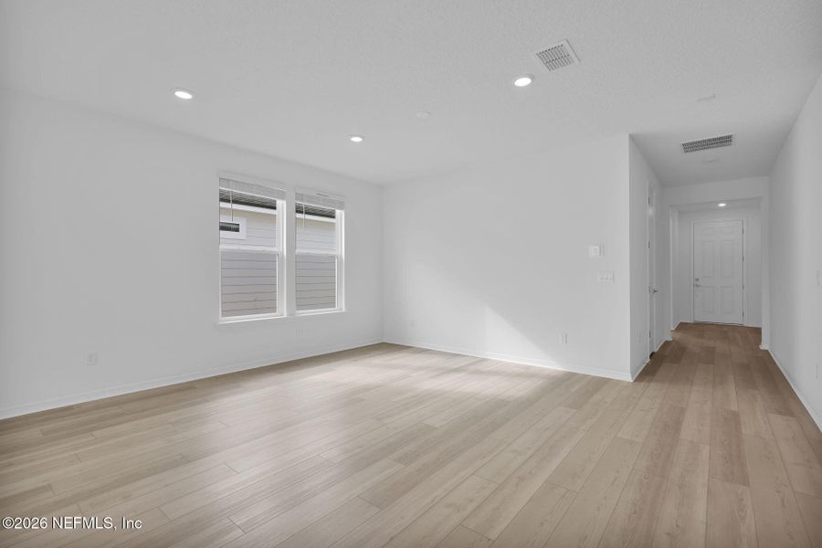 Spacious, unfurnished interior of a new home in Murray Farms, Middleburg (Image 20).