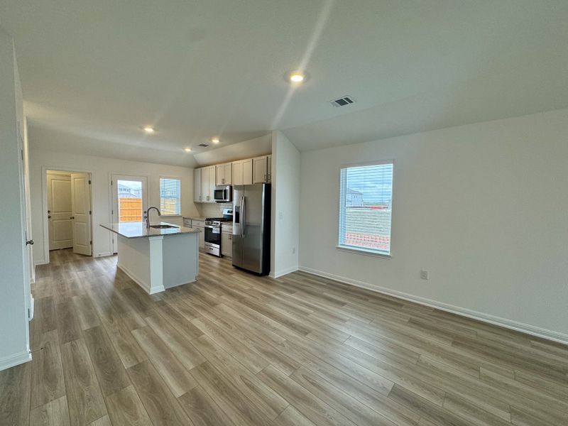 Spacious, unfurnished interior of a new home in Longview 40s - Alley, Del Valle (Image 4).