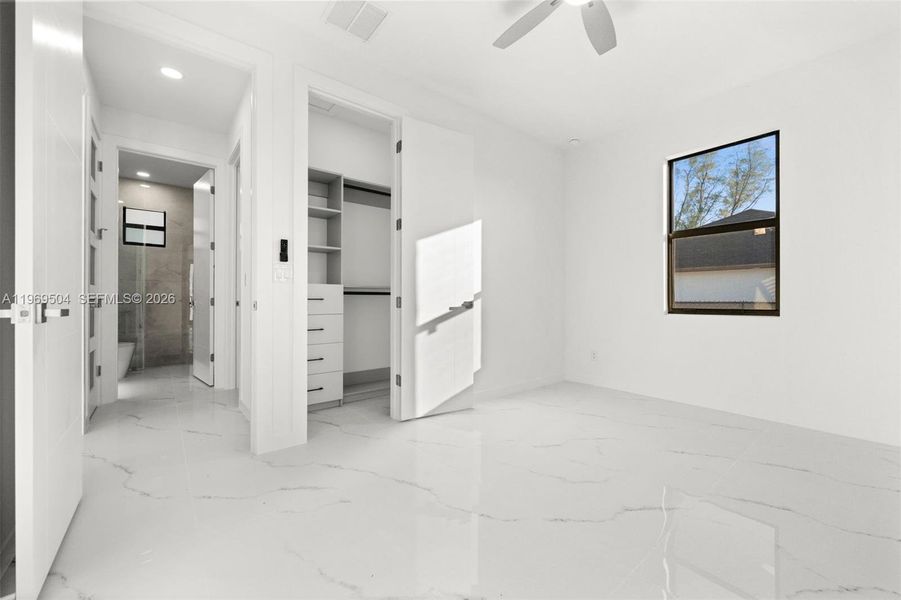 Spacious, unfurnished interior of a new home in , Cape Coral (Image 35).