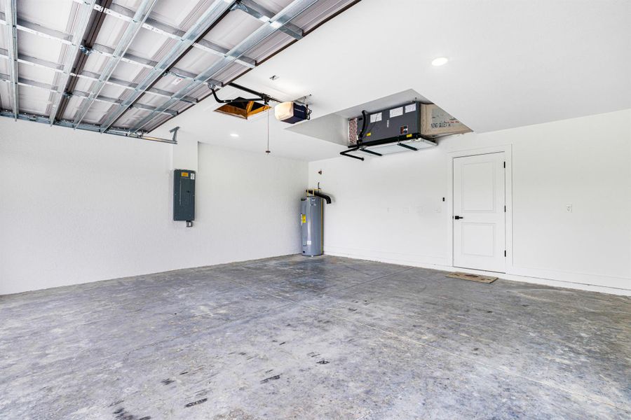Spacious, unfurnished interior of a new home in , Lehigh Acres (Image 24).