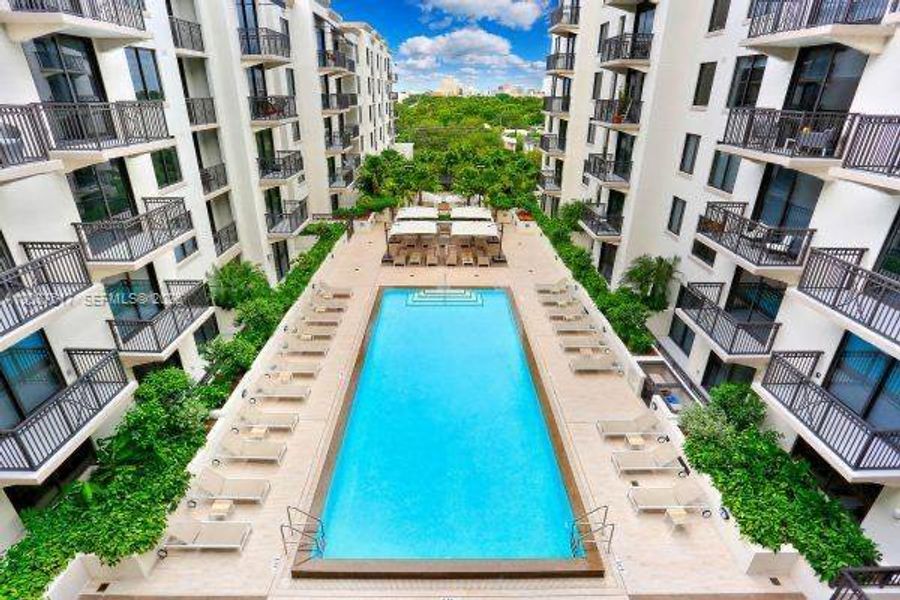 Condo located in Miami, FL showcasing its design and architecture (Image 33).