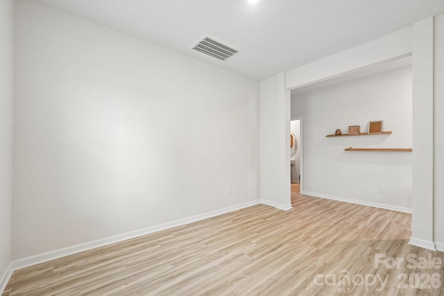 Spacious, unfurnished interior of a new home in Calvin Creek, Troutman (Image 25).