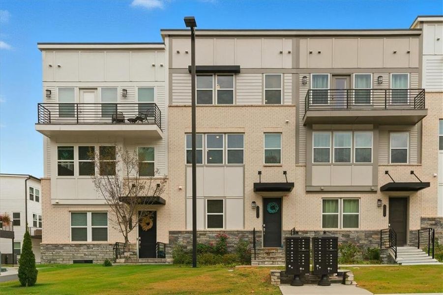 Condo located in Peachtree Corners, GA showcasing its design and architecture (Image 3).