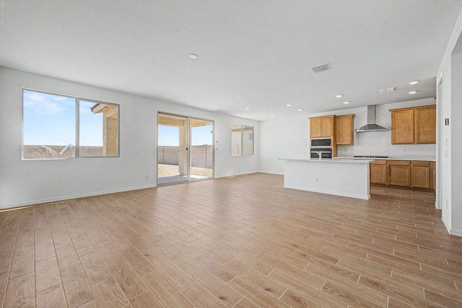 Spacious, unfurnished interior of a new home in White Tank Vistas, Waddell (Image 11).