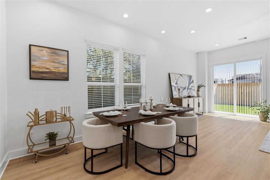 Open-concept living space with 10’ ceilings, defined seating area, and easy flow into the kitchen and dining.
