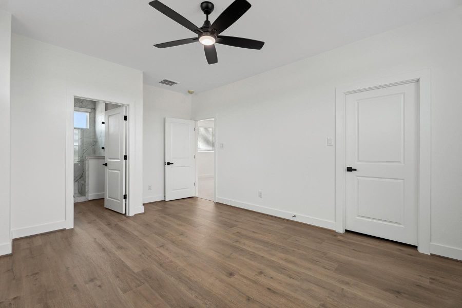 Spacious, unfurnished interior of a new home in Hallimore Ranch, Rosenberg (Image 17).