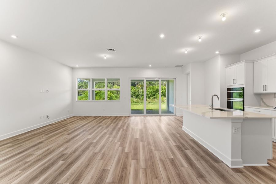 Spacious, unfurnished interior of a new home in Tradition, Port St. Lucie (Image 9).