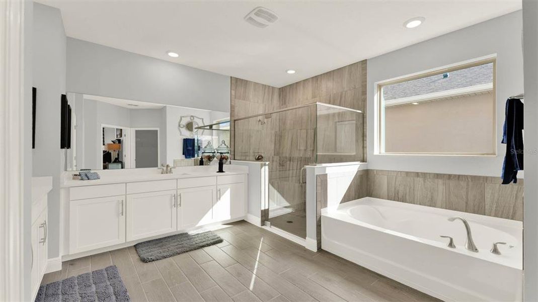 Furnished interior view inside a new home in Waterleigh, Winter Garden (Image 19).