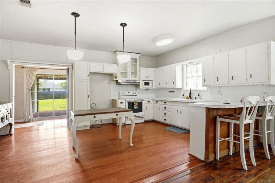 Furnished interior view inside a new home in , Itasca (Image 29).