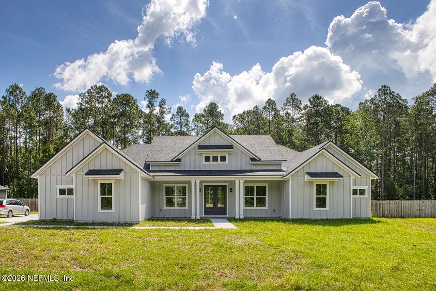 Exterior details and patio area of a home in , Yulee (Image 3).