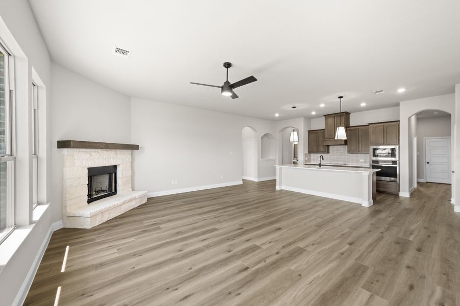 Spacious, unfurnished interior of a new home in Waterford Park, Weatherford (Image 17).