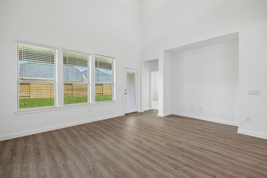 Spacious, unfurnished interior of a new home in Ellerden, Tomball (Image 10).