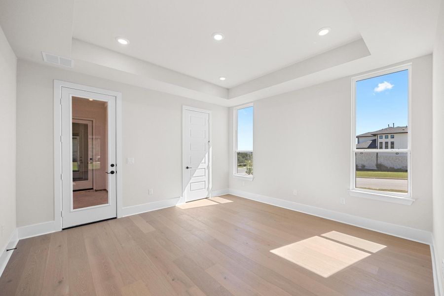 Spacious, unfurnished interior of a new home in Rough Hollow - Las Brisas, Austin (Image 22).