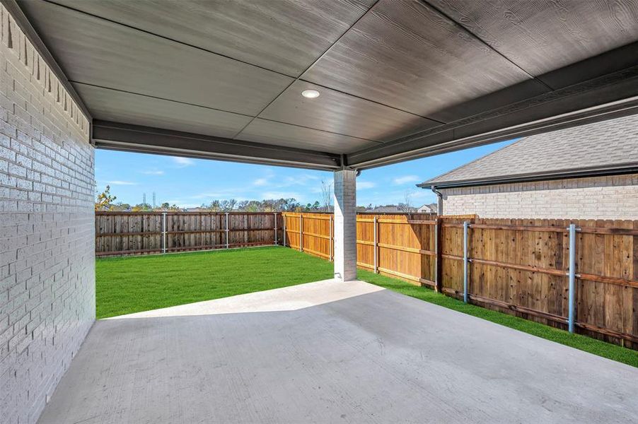 Exterior details and patio area of a home in Elevon, Lavon (Image 21).