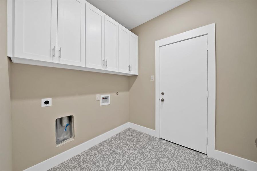 Spacious, unfurnished interior of a new home in , The Colony (Image 31).