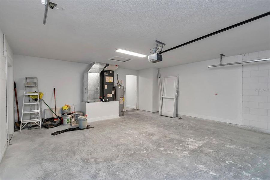 Spacious, unfurnished interior of a new home in , Ocala (Image 16).