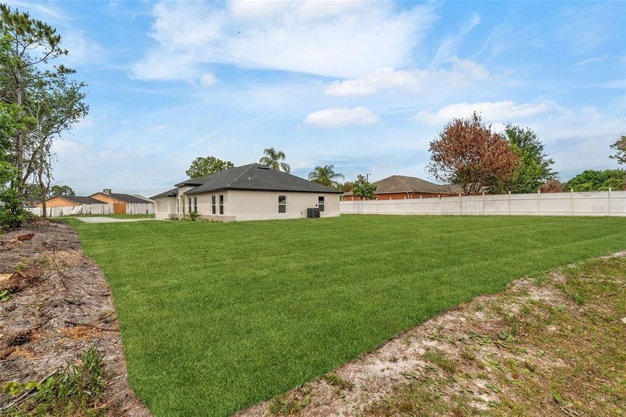 Exterior details and patio area of a home in , Kissimmee (Image 4).