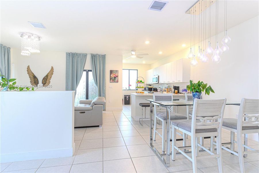 Furnished interior view inside a new home in , Doral (Image 14).