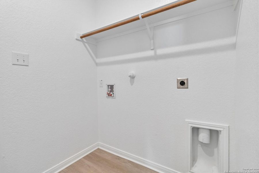 Spacious, unfurnished interior of a new home in Jordan's Ranch, San Antonio (Image 25).