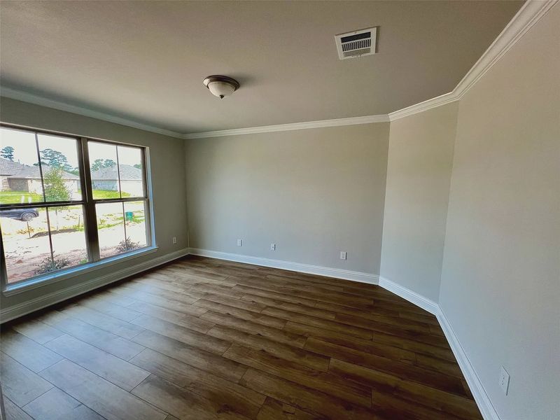 Spacious, unfurnished interior of a new home in Bayou Bend Estates, Dickinson (Image 15).