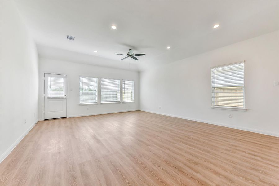 Spacious, unfurnished interior of a new home in King Oaks Village, Baytown (Image 19).