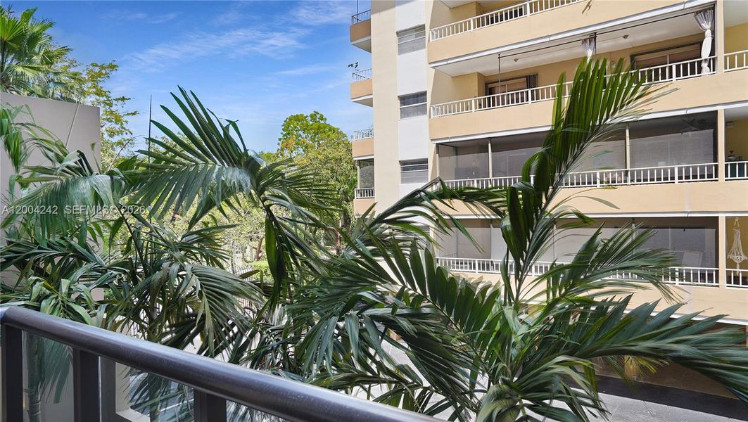 Condo located in Miami, FL showcasing its design and architecture (Image 3).