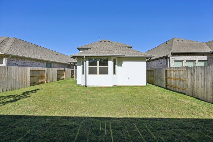 Exterior details and patio area of a home in Evergreen 40', Conroe (Image 4).