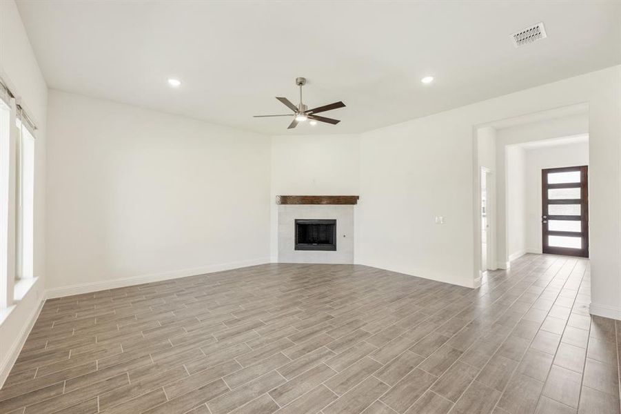 Spacious, unfurnished interior of a new home in Somerset, Venus (Image 33).
