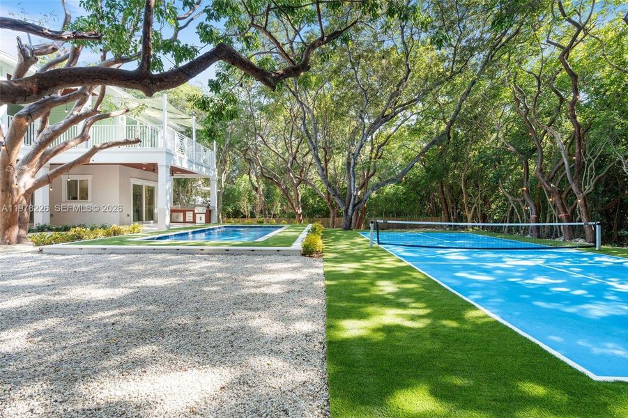 Exterior details and patio area of a home in , Islamorada, Village of Islands (Image 48).