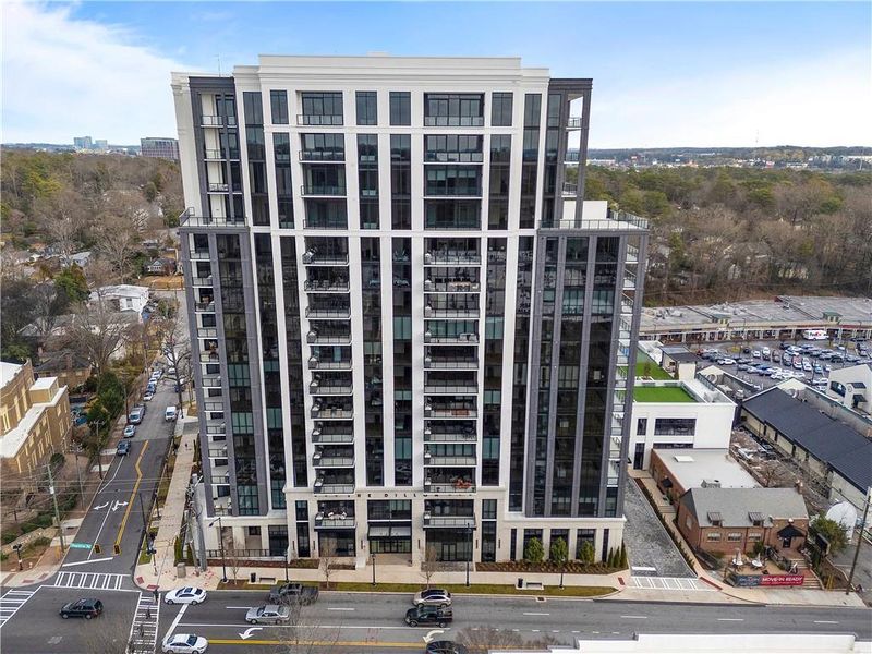 Condo located in Atlanta, GA showcasing its design and architecture (Image 35).