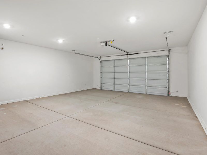 Spacious, unfurnished interior of a new home in Arbor at Madera Highlands II, Sahuarita (Image 15).
