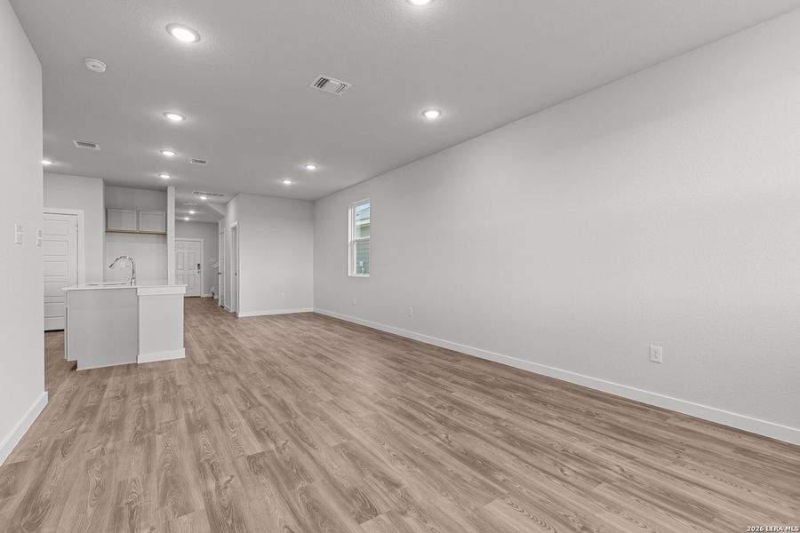 Spacious, unfurnished interior of a new home in Hacienda, San Antonio (Image 20).