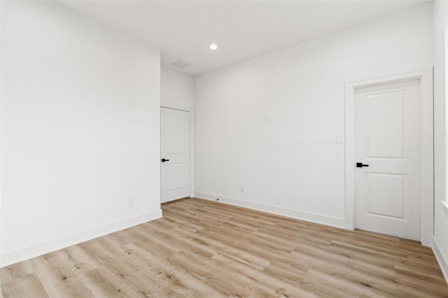 Soft-toned flooring and neutralpalettes ensure every bedroomfeels bright, peaceful, andversatile.