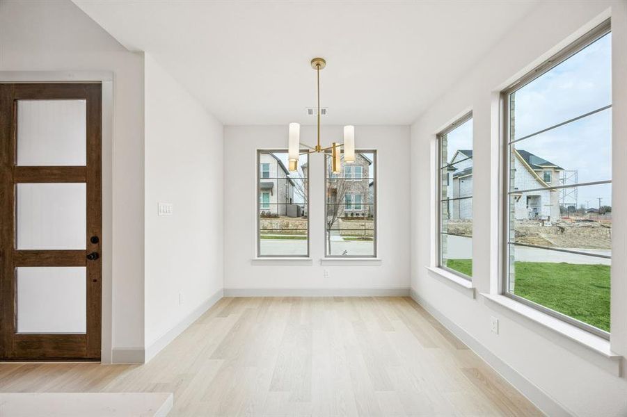 Whether it's lively dinner parties or cozy family meals, this dining room fits all occasions!