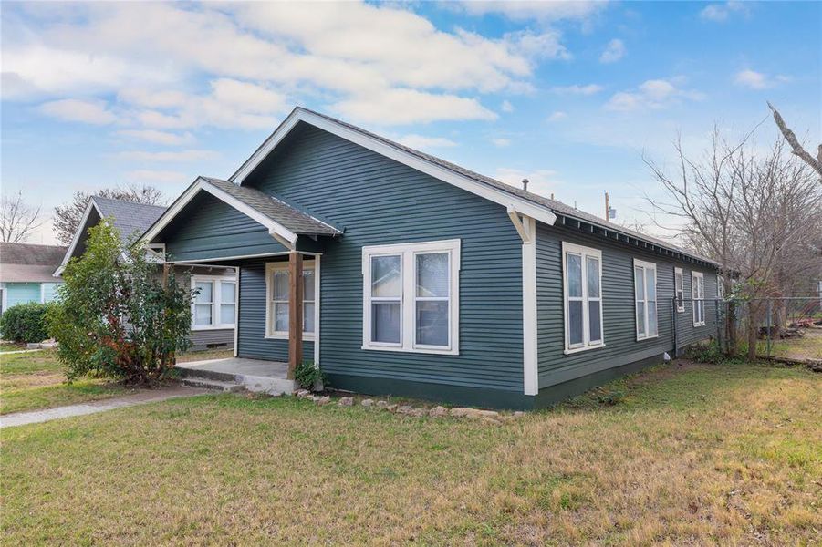 Exterior details and patio area of a home in , Brownwood (Image 13).