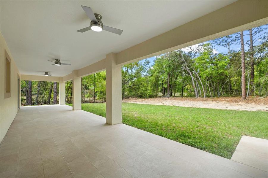 Exterior details and patio area of a home in , Dunnellon (Image 38).