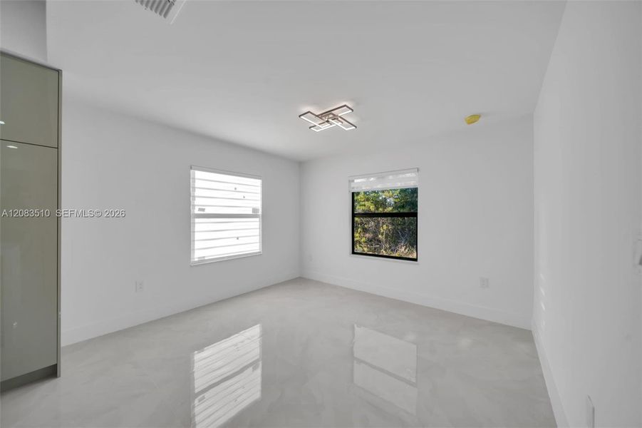 Spacious, unfurnished interior of a new home in , Lehigh Acres (Image 12).
