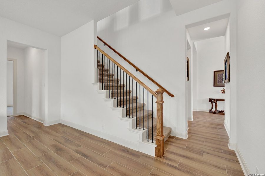 Spacious, unfurnished interior of a new home in Waldsanger, New Braunfels (Image 22).