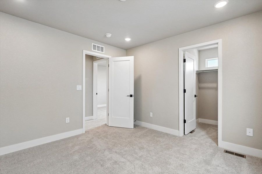 Spacious, unfurnished interior of a new home in Pony Park, Colorado Springs (Image 23).