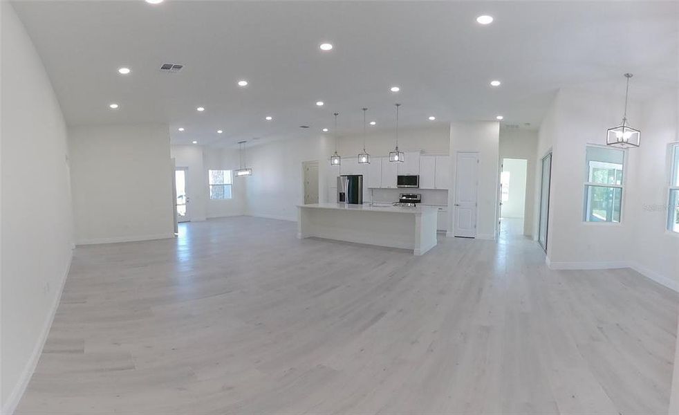 Spacious, unfurnished interior of a new home in , Lake Alfred (Image 22).