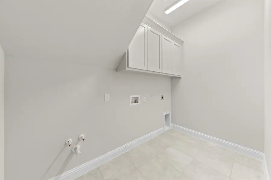 Representative unfurnished interior of a home built from the Portsmouth by Windsor Homes in Nelson Lake Estates, Rockwall (Image 28).