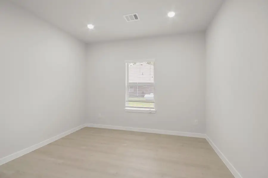 Spacious, unfurnished interior of a new home in Woodshore, Clute (Image 8).
