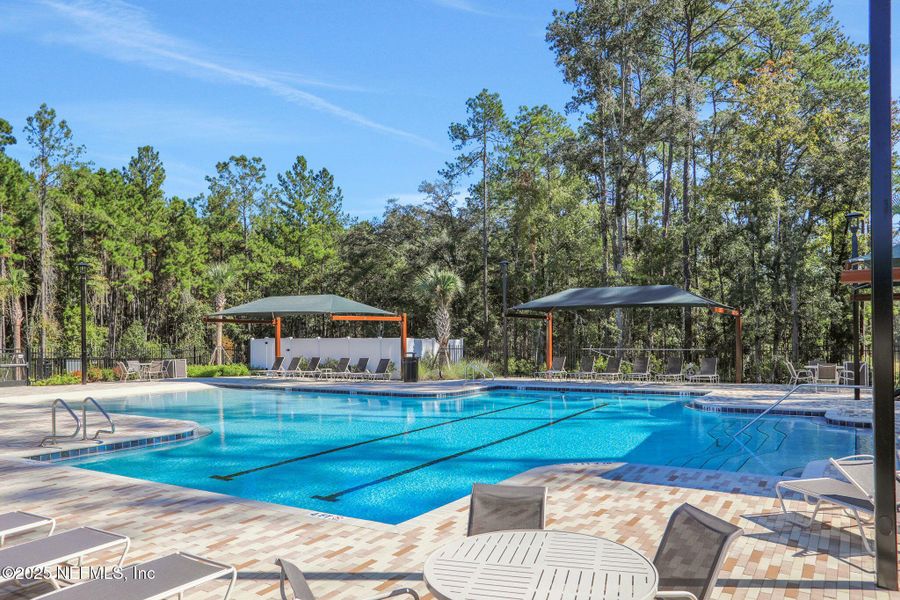 Community amenities in Jennings Farm, Middleburg (Image 7).