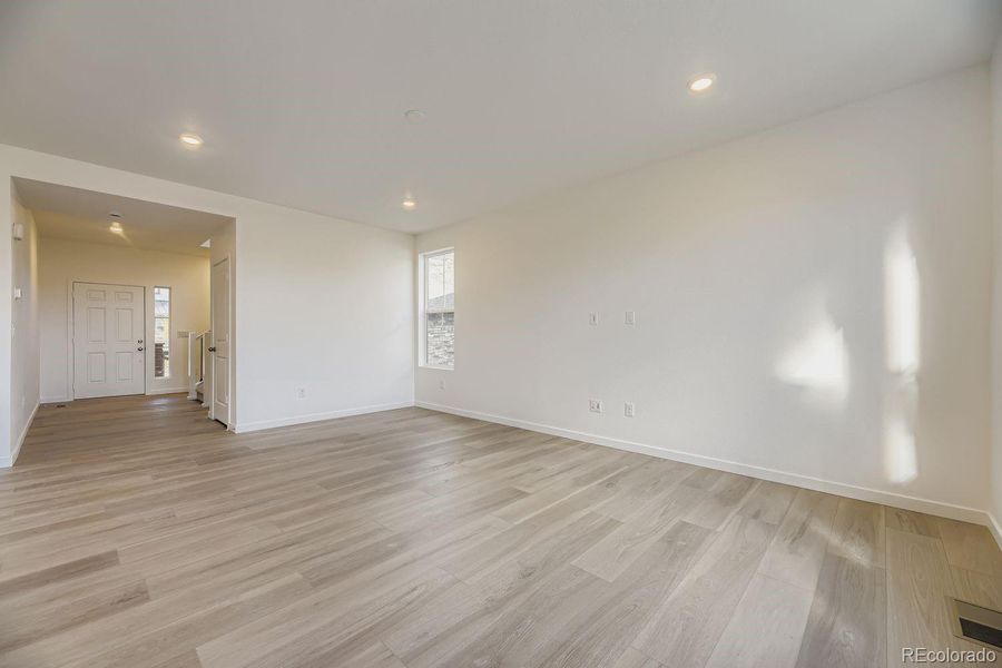 Spacious, unfurnished interior of a new home in Ken-Caryl Ranch: The Pioneer Collection, Littleton (Image 9).